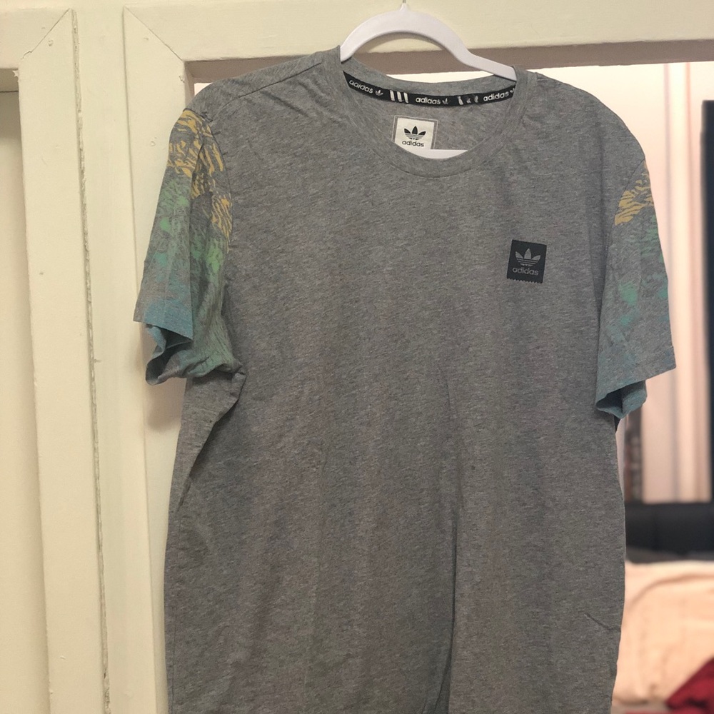 Men’s XL Adidas T-shirt, stylized sleeves